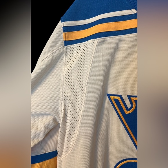 *SOLD* Men’s St. Louis Blues Winter Classic Hockey Jersey - Picture 8 of 14